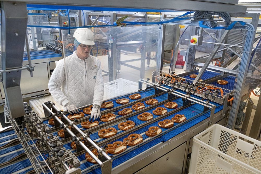Kristin Schwabe arbeitet im Aryzta-Backwerk in Eisleben, auf dem Foto sortiert sie gerade Brezeln.