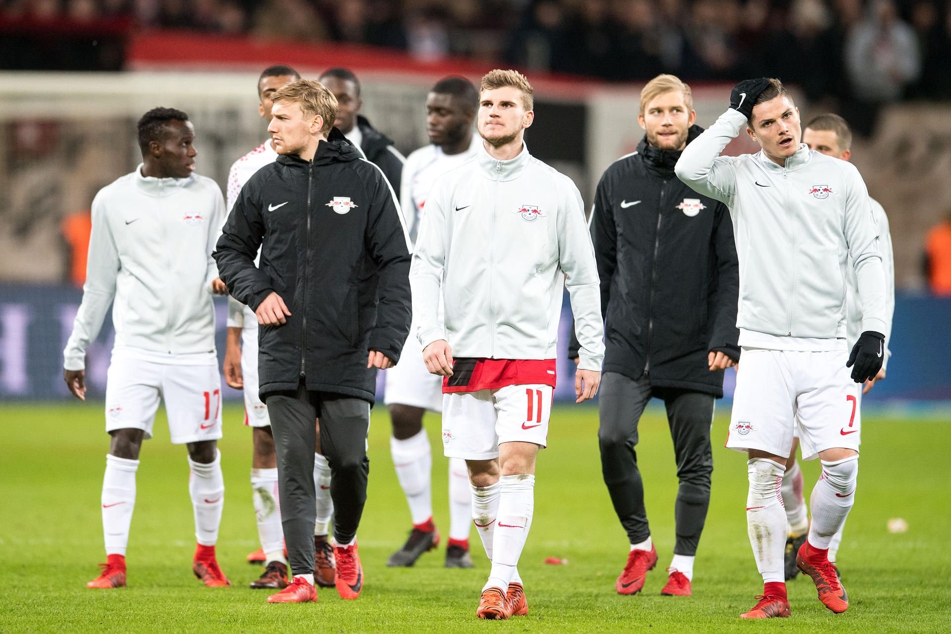 Die RBL-Profis nach Abpfiff: Die Gesichter der Spieler sehen eher nach verlorenen Punkten aus.