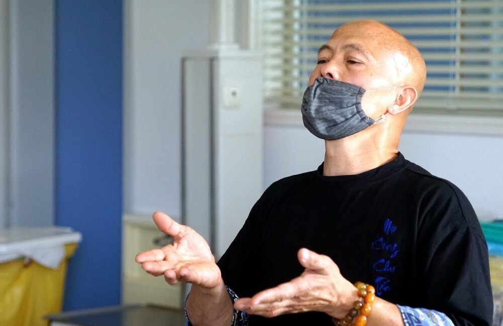 Kung-Fu-Großmeister Chu Tan Cuong kommt regelmäßig aus Halle, um einer Patientin zu helfen.