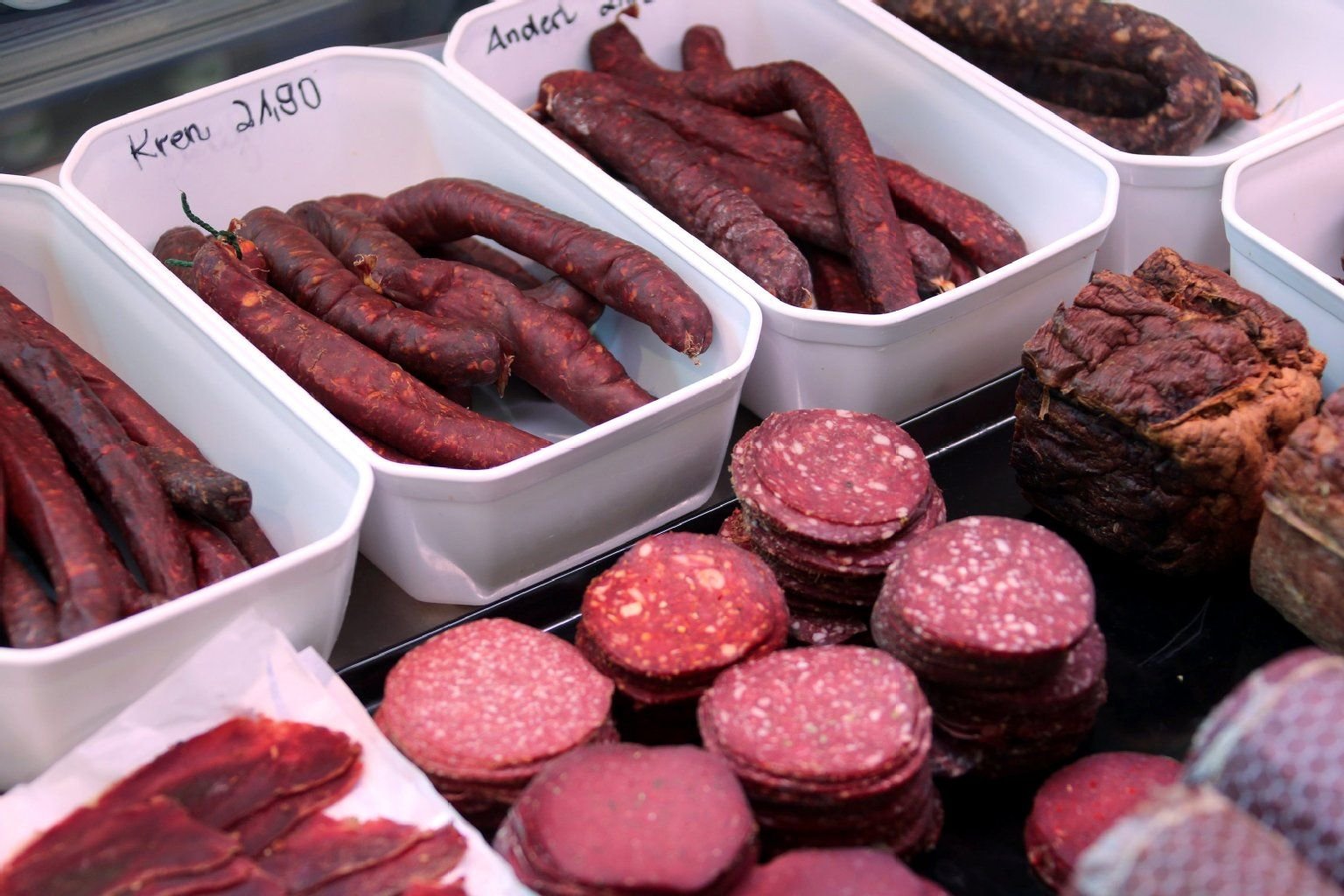 In Wurstwaren, etwa in Salami, ist zur Konservierung sehr viel Salz enthalten.