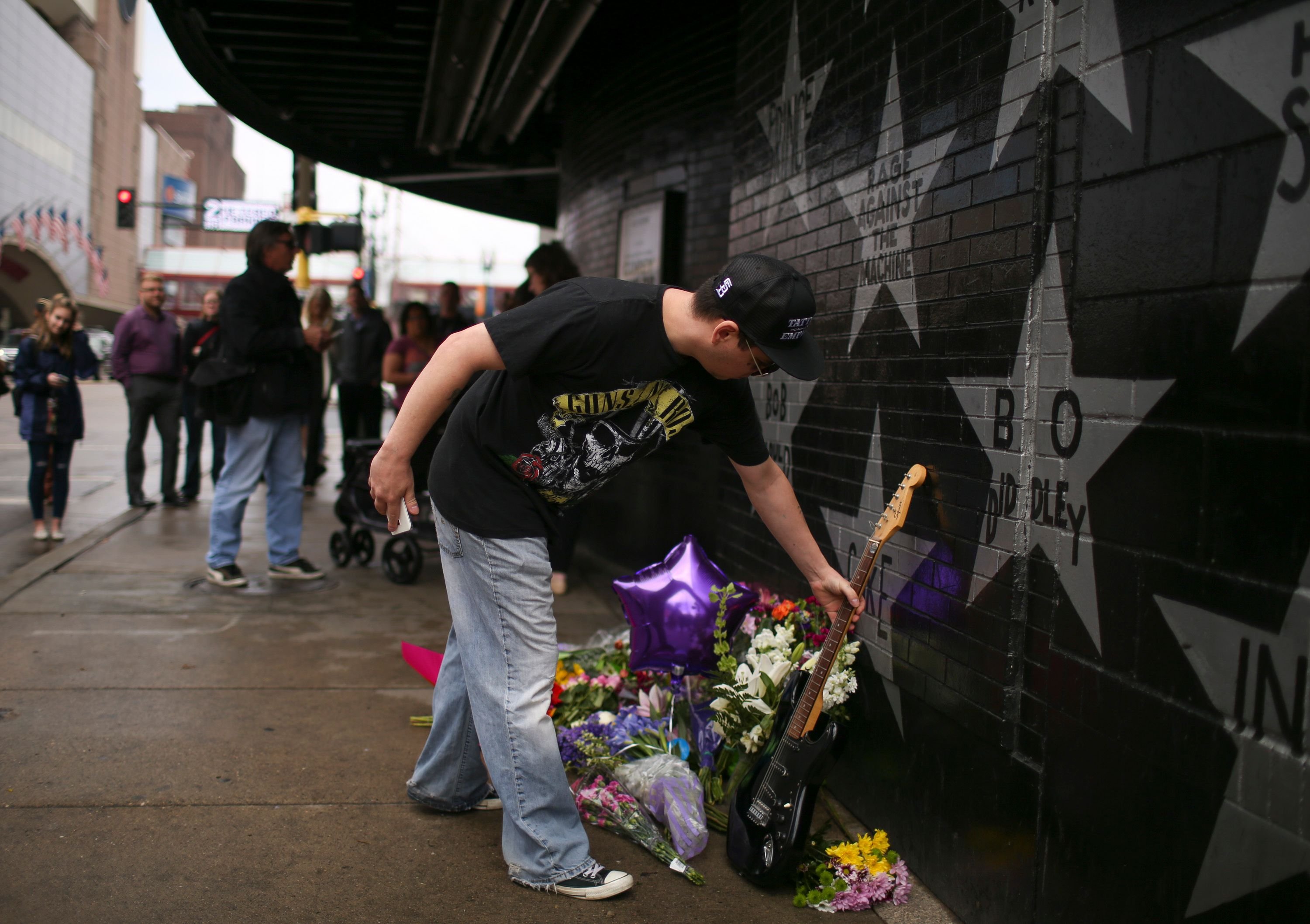In Gedenken an Prince legt ein Fan in Minneapolis seine Gitarre nieder. „Es ist jetzt seine“, sagte er.