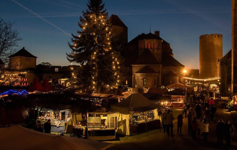 Diese Kulisse ist eine Wucht: Der Weihnachtszauber in Querfurt profitiert natürlich von der mächtigen Mittelalterburg.