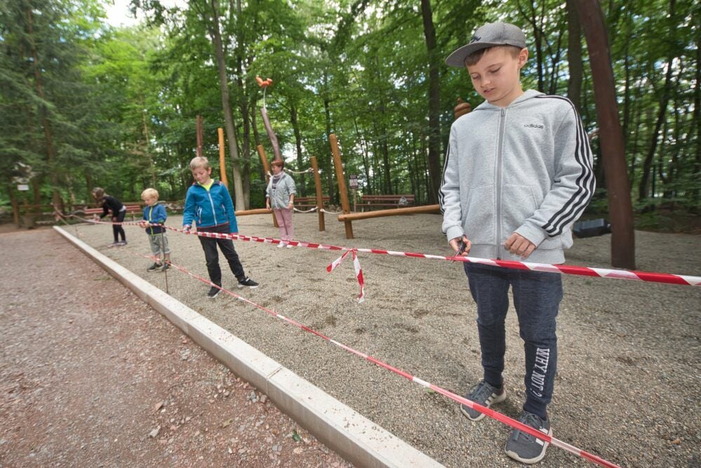 Die durch den Förderverein finanzierte neue Anlage wird übergeben: Maximilian, Paul, Nils und Janelle (v. r. n. l.) schneiden das Absperrband durch.