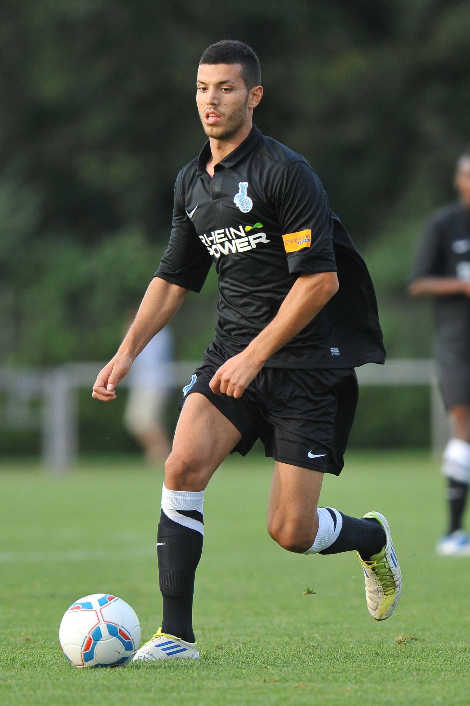 Klaus Gjasula 2012 im Trikot des MSV Duisburg.