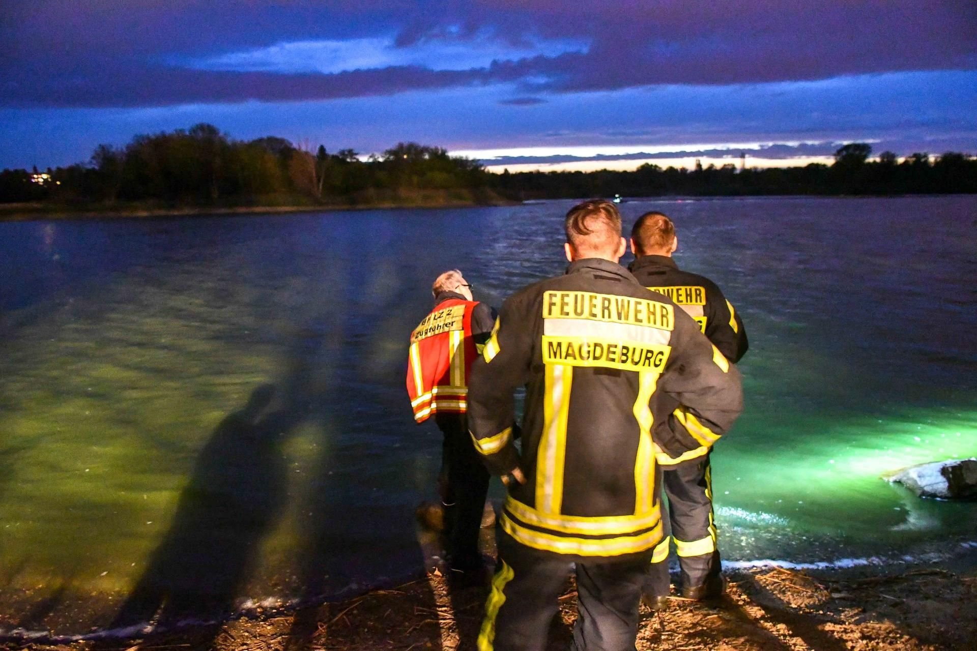 Einsatzkräfte am Salbker See in Magdeburg suchen nach dem vermissten Schwimmer.
