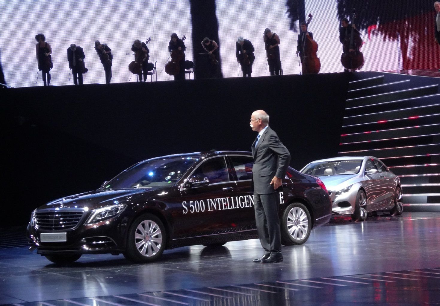 Mercedes-Chef Dieter Zetsche hat sich bei der IAA 2013 von der selbstfahrenden S-Klasse auf die Bühne fahren lassen.