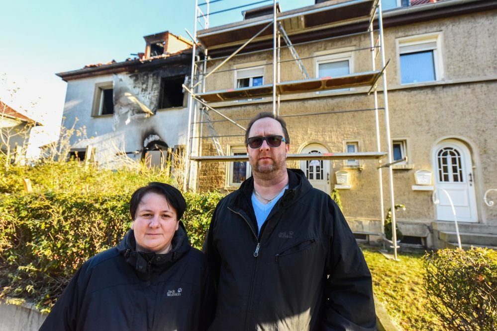 Angelika und René Koch stehen fassungslos vor dem Haus in Leuna. Infolge des Brandes im Nachbarhaus wurde ihr Zuhause zerstört.