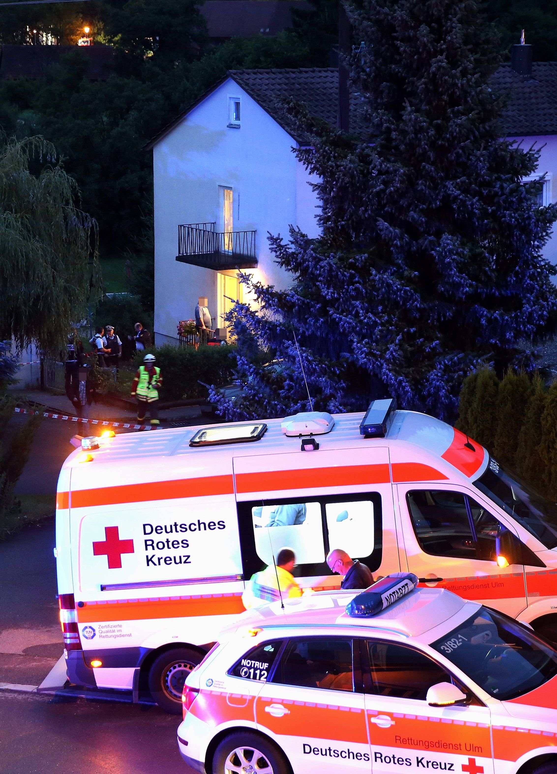 Einsatzkräfte von Polizei, Feuerwehr und Rettungsdienst stehen am 13.07.2016 vor einem Haus in Munderkingen (Baden-Württemberg).