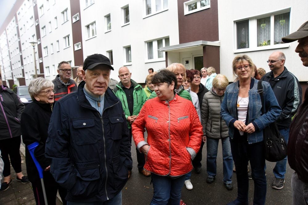 Bewohner der betroffenen Blöcke vor ihren Häusern. Die Mieter wohnen zum Teil schon 40 Jahre in ihren Wohnungen.