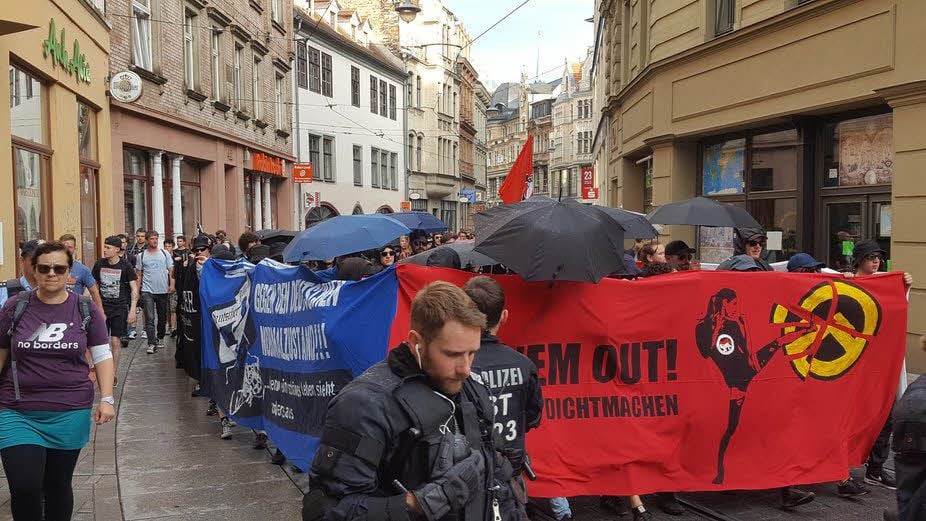 Teilnehmer der Demo gegen das Hausprojekt der Identitären Bewegung in Halle im Juli.