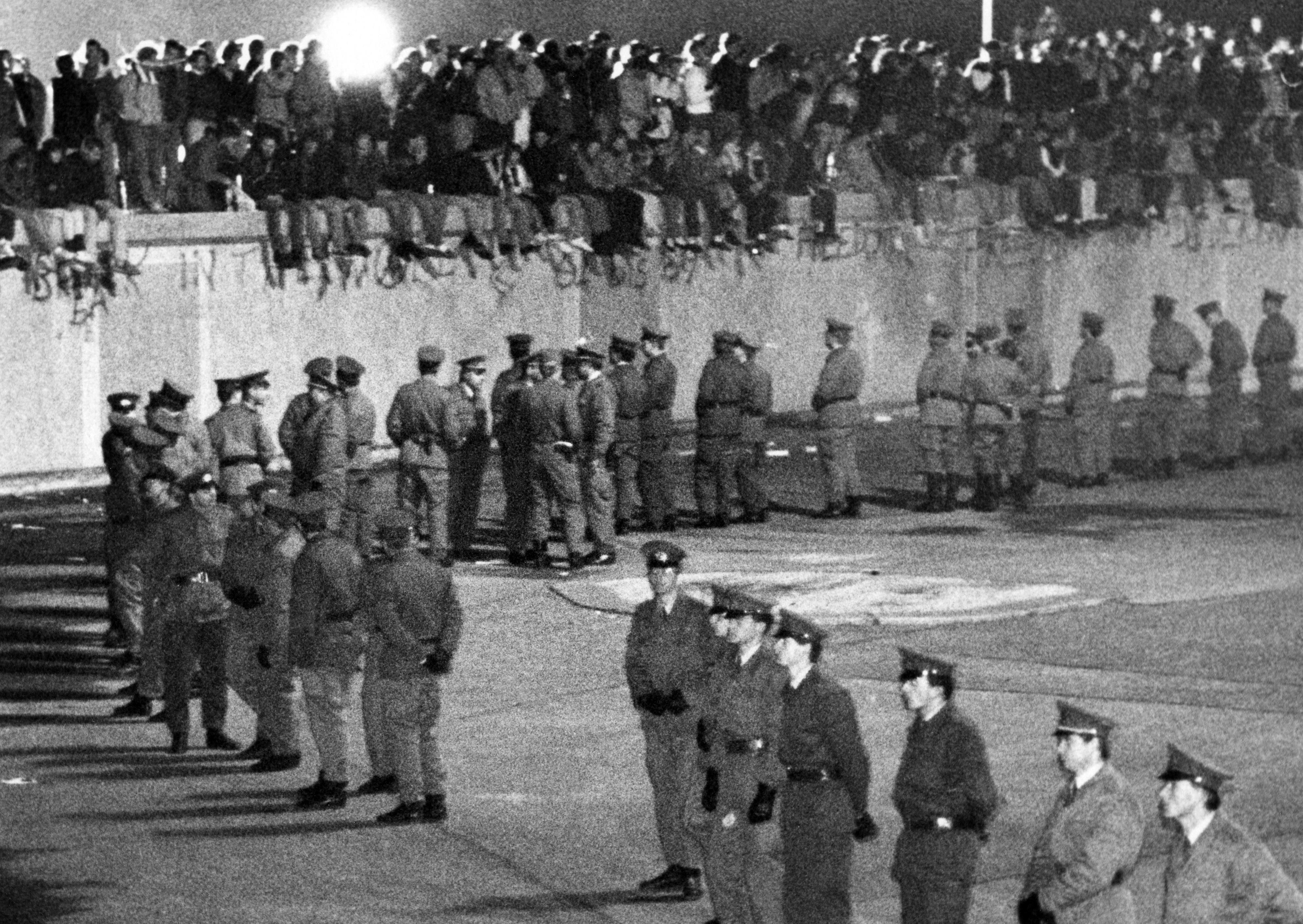 Nach der Maueröffnung durch die DDR am 09. November 1989 sind am 10.11.1989 vor dem Brandenburger Tor DDR-Grenzsoldaten und viele Menschen aus Ost und West auf der von der DDR im Jahre 1961 errichteten Mauer.