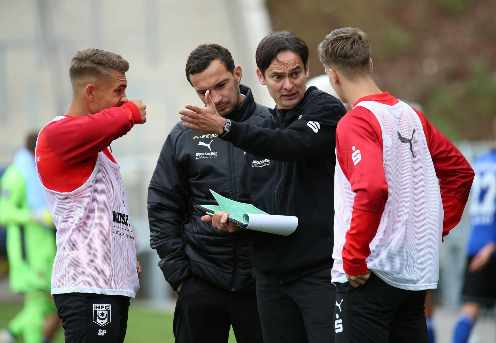 Bringt Florian Schnorrenberg (M., mit Co-Trainer Daniel Ziebig) mit Julian Guttau und Laurenz Dehl (v.l.) mehr Tempo ins HFC-Spiel?