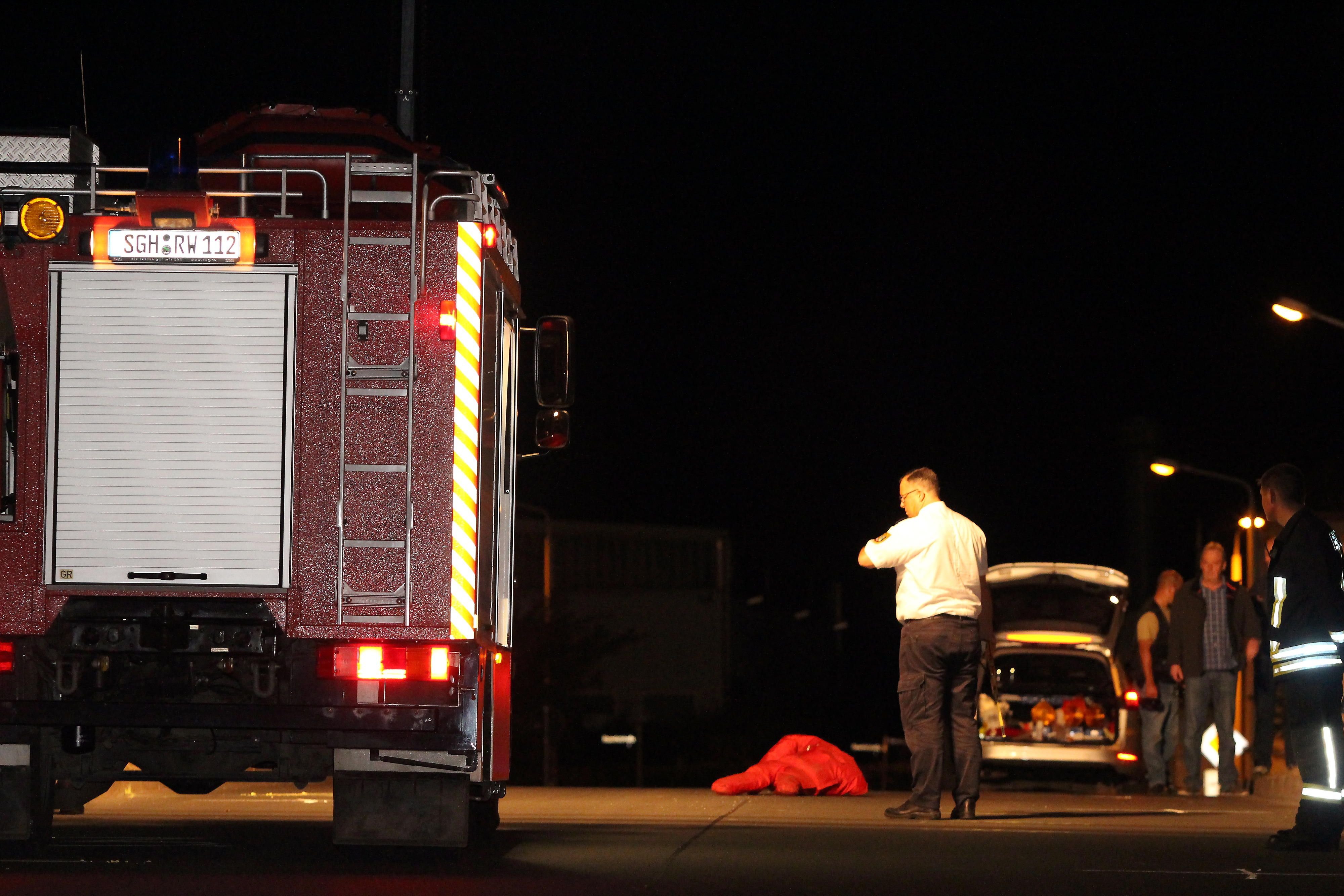 Polizisten bei der Rekonstruktion des Verbrechens. Die Feuerwehr leuchtete den Tatort mit zwei 1 500-Watt-Strahlern aus.