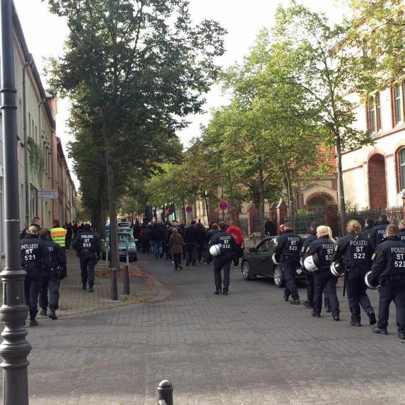 Rechtsextreme Kameradschaften zogen im Oktober vergangenen Jahres durch Roßlau. 120 Teilnehmer hatte die Demonstration.