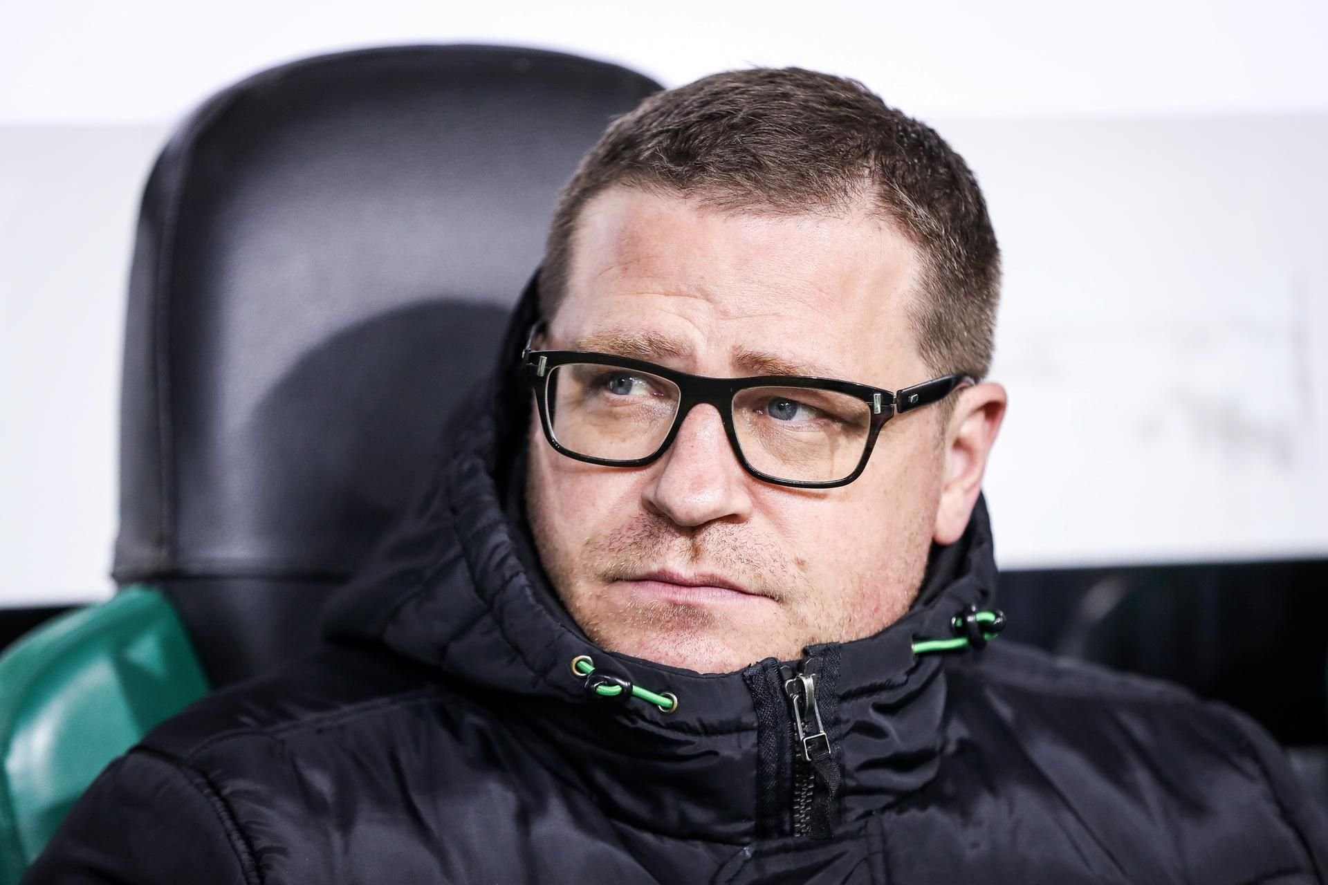 Max Eberl auf der Trainerbank von Borussia Mönchengladbach.