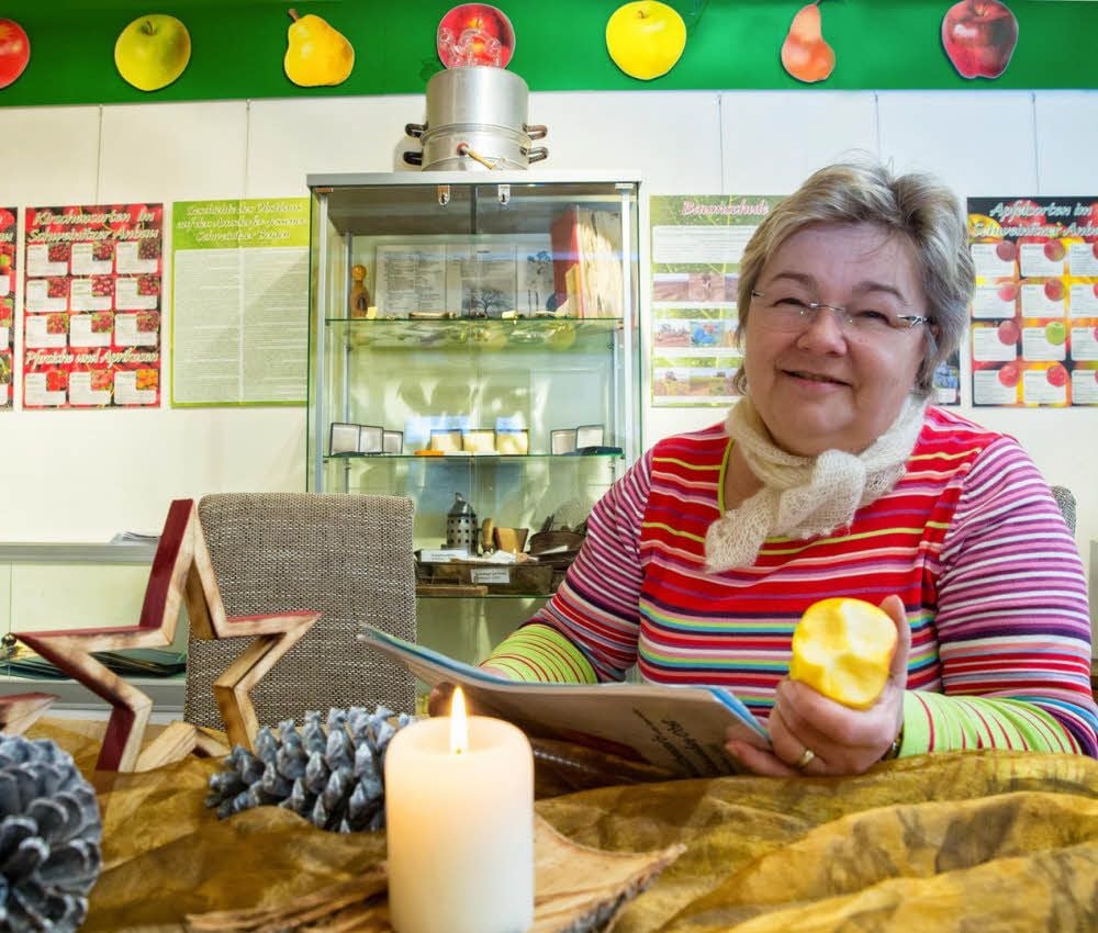 Ihr Faible für weihnachtliches Ambiente kann Marion Kluge nicht leugnen. Auch in der Obstbauaustellung hat sie geschmückt.