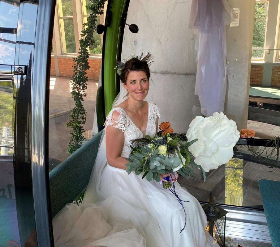 Conny Napierala sitzt in der hochzeitlich geschmückten Kabine, mit der sie zu ihrer Trauung auf den Hexentanzplatz fährt.