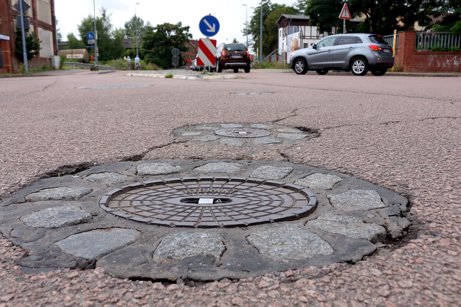Der Deckel des verschlammten Unterflur-Hydranten an der Kreuzung Parkstraße/Hegestraße