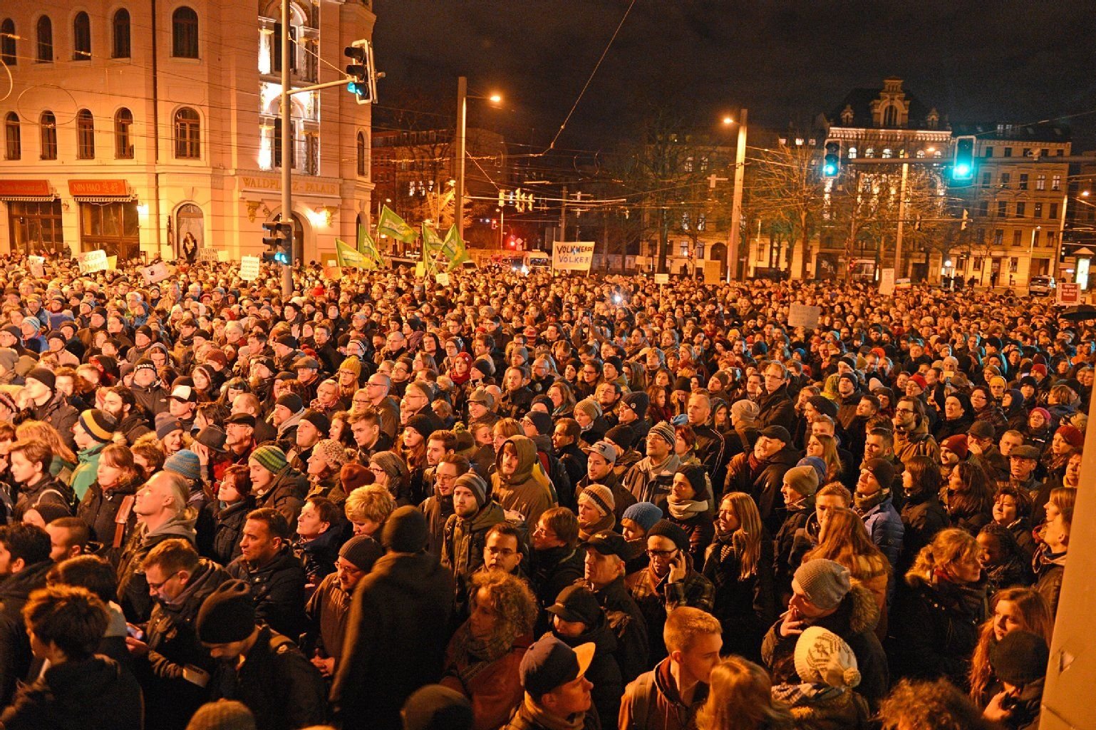 Rund 35.000 Menschen haben am vergangenen Montag in Leipzig gegen den Aufmarsch des islamfeindlichen Bündnisses Legida demonstriert.