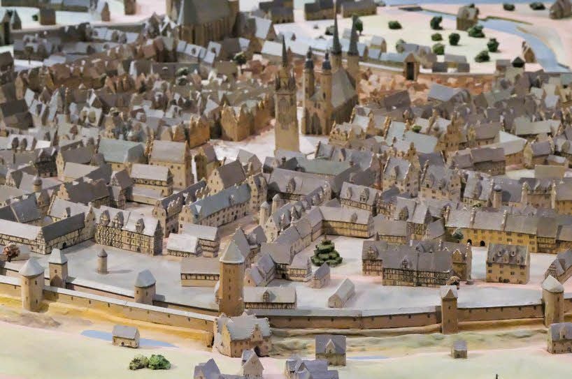Im Stadtmuseum steht ein historisches Modell von Halle. Im Vordergrund ist die alte Toranlage im Bereich des heutigen Joliot-Curie-Platzes zu sehen.