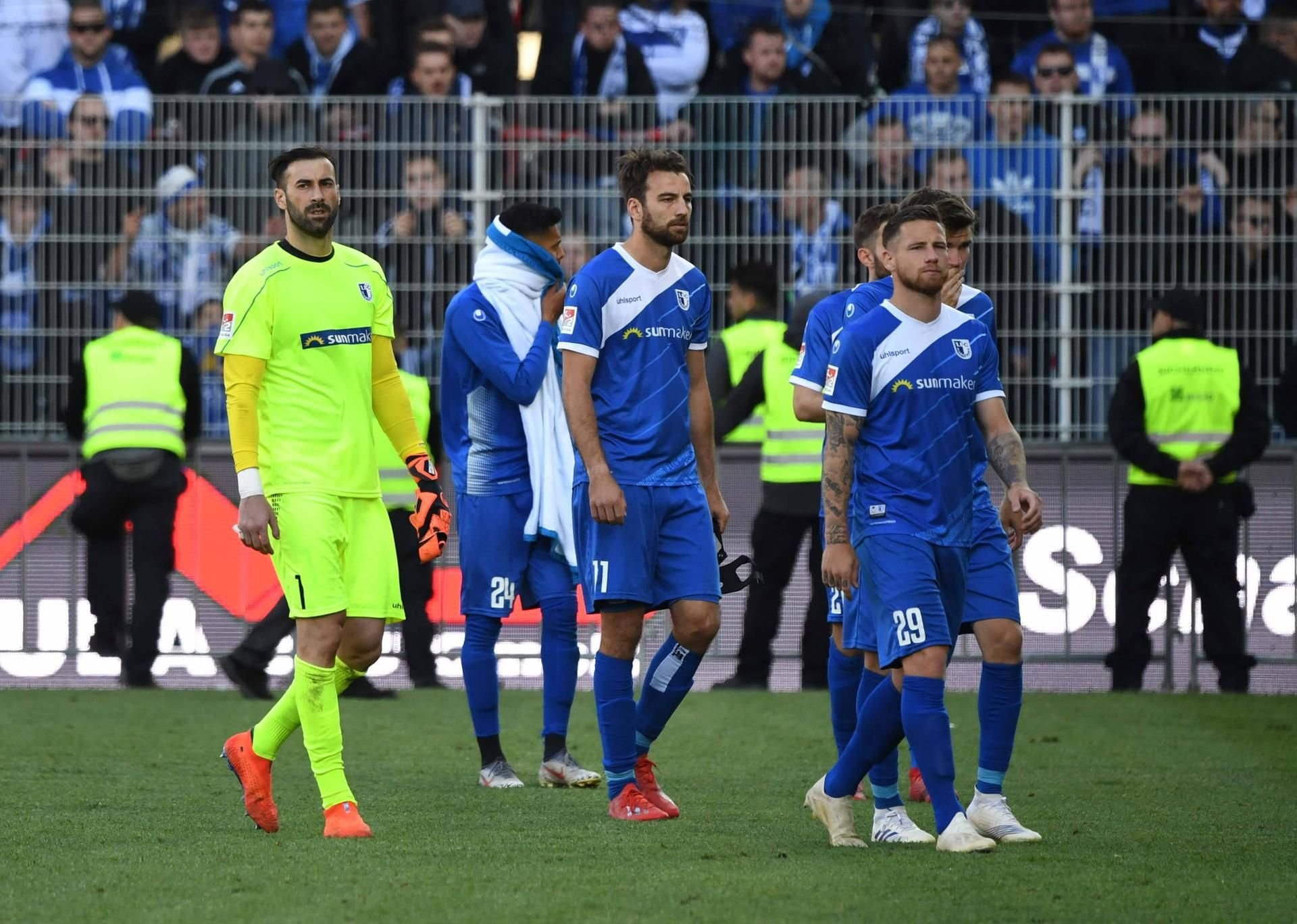 Leere Blicke nach dem Abstieg: Der 1. FC Magdeburg muss die 2. Bundesliga nach einer Saison wieder verlassen.