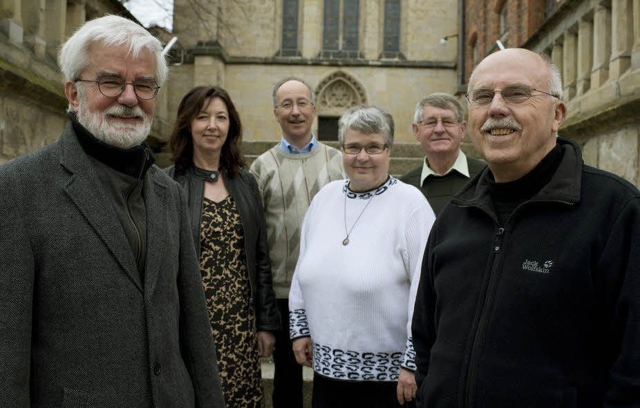 Der neue Vorsitzende des Fördervereins Wipertikirche, Rolf Langhammer (l.), und sein Vorgänger Martin Reis (r.) sowie der weitere Vorstand (v.l.) mit Iris Arand, Pfarrer Christoph Tretschok, Bernada Köthe und Wolfgang Kubietziel.