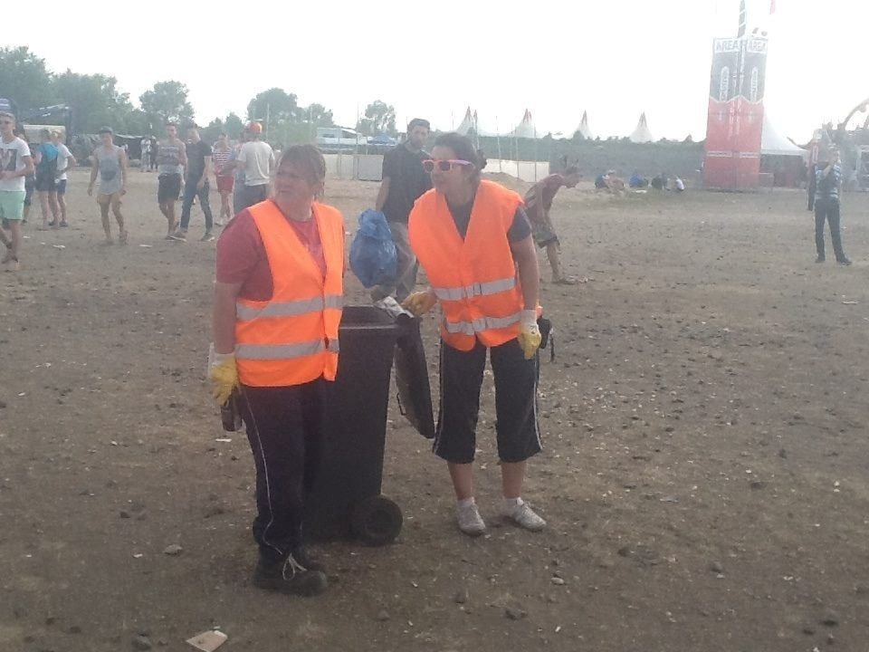 Diese zwei Frauen gehen über das SSB-Festivalgelände, um dieses frei von Müll zu halten.