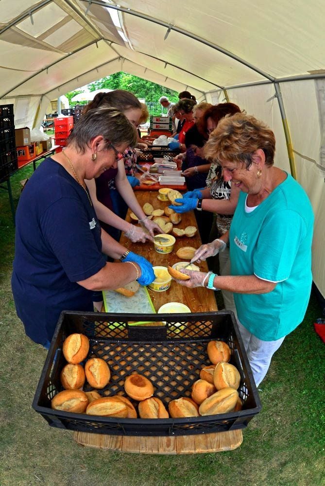In einem Zelt in Eggersdorf (Salzlandkreis) werden beim Hochwasser Brötchen im Akkord für das Abendbrot geschmiert.