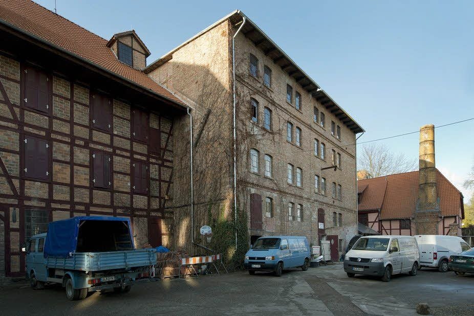 In dem großen Speicher in der Mitte entstehen das Café und die Ferienwohnungen, links in dem Speicher der Tagungs- und der Veranstaltungssaal.