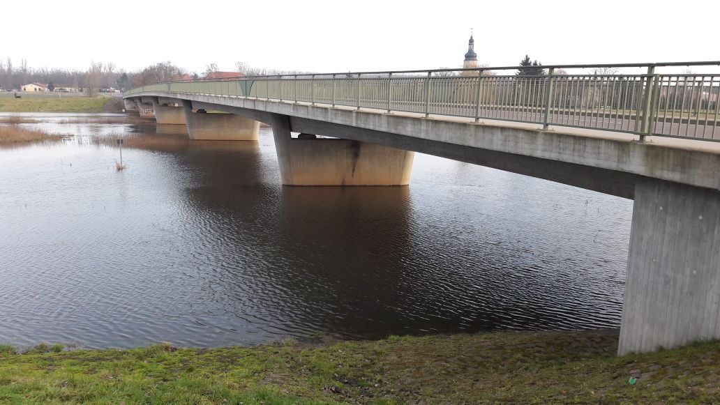 Die Weiße Elster hat sich am Montagmorgen bei Lochau in ihrem Bett ausgebreitet.