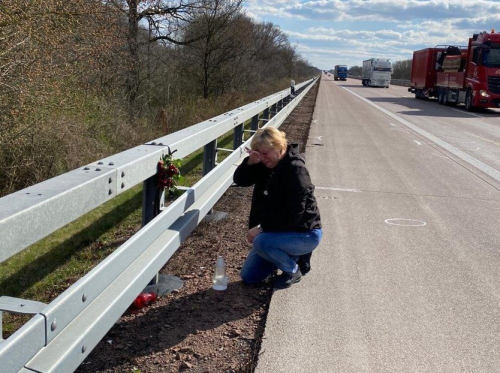 Ein Jahr nach dem tödlichen Unfall des Pannenhelfers: Katrin Knoche legt an der Unfallstelle Blumen ab.