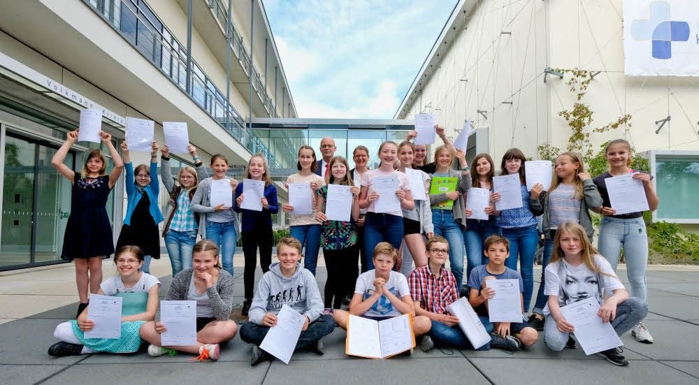Zeugnisse mit Oberbürgermeister: Die beste Klasse Deutschlands war ans Fraunhofer-Institut eingeladen.