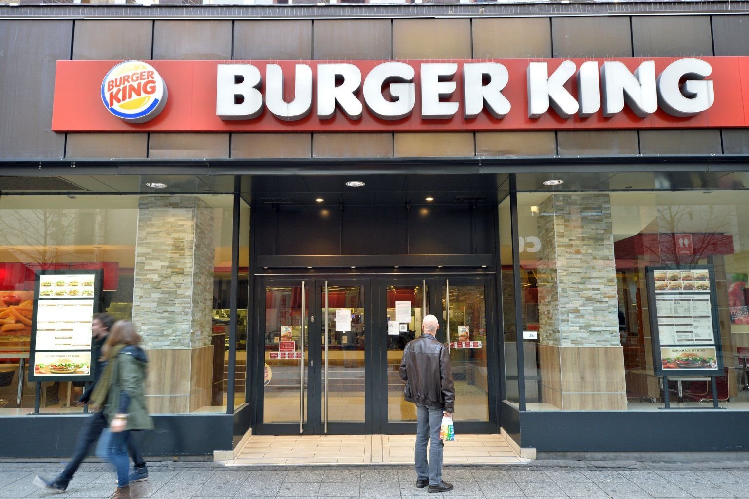 Konfrontiert mit den jüngsten Enthüllungen von Enthüllungsjournalist Günter Wallraff und seinem Team hat die Burger King-Geschäftsleitung der Yi-Ko-Holding fristlos gekündigt.