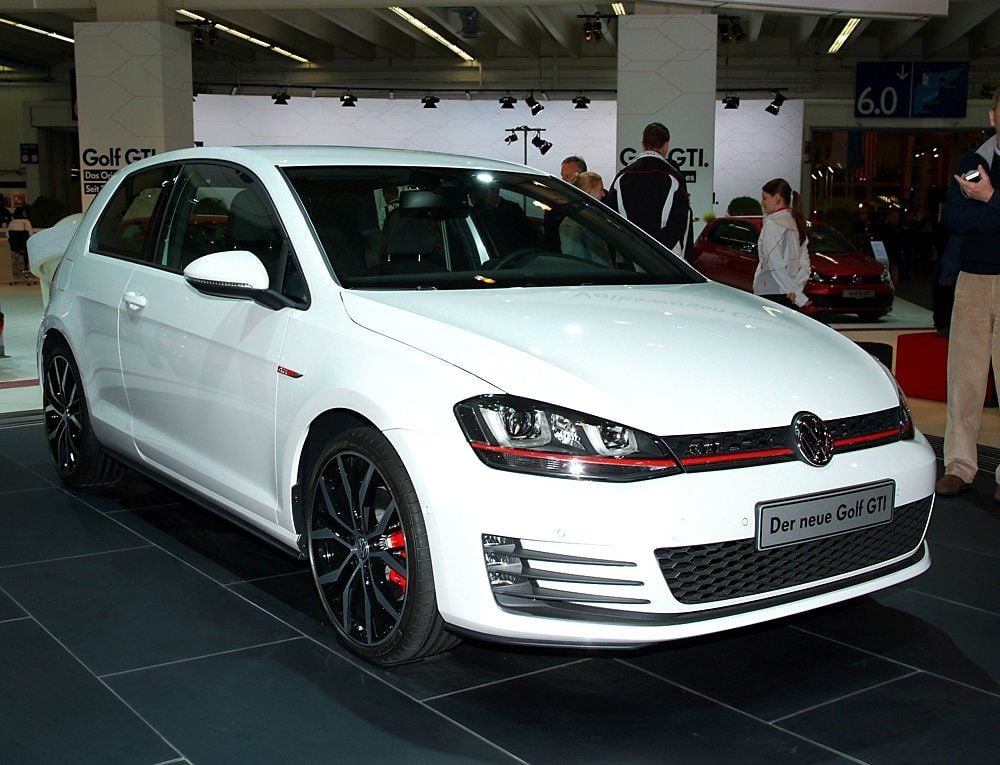 Der neue Golf VII GTI steht in Essen auf einem Podest vor seiner Ahnengalerie.