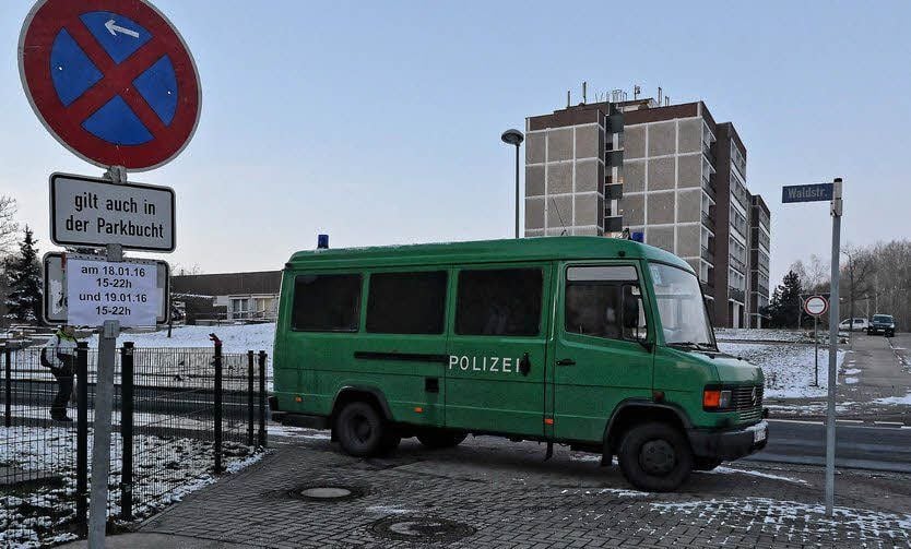 Die Polizei sichert die Unterkunft in der Waldstraße.