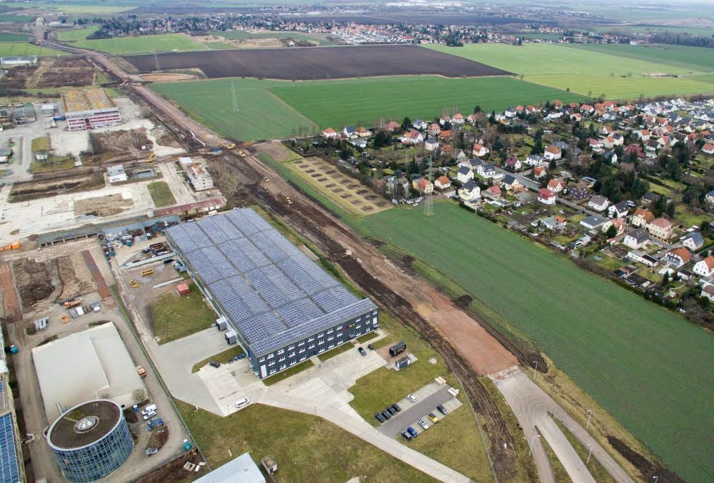 Aus der Luft ist der Trassenverlauf der Osttangente in Richtung Berliner Straße gut zu erkennen. Rechts liegt Büschdorf.