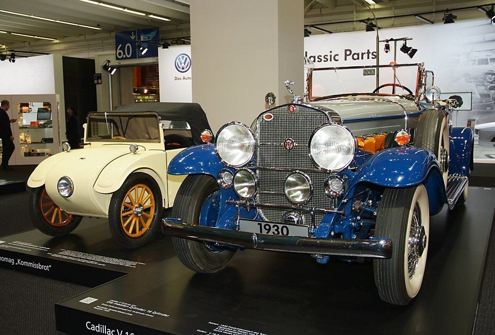 Die Autostadt stellt extreme Fahrzeuge gegenüber, zum Beispiel das kleine Hanomag Kommissbrot mit einem Zylinder und den mächtigen Sechzehn-Zylinder Cadillac V16 Series 452.