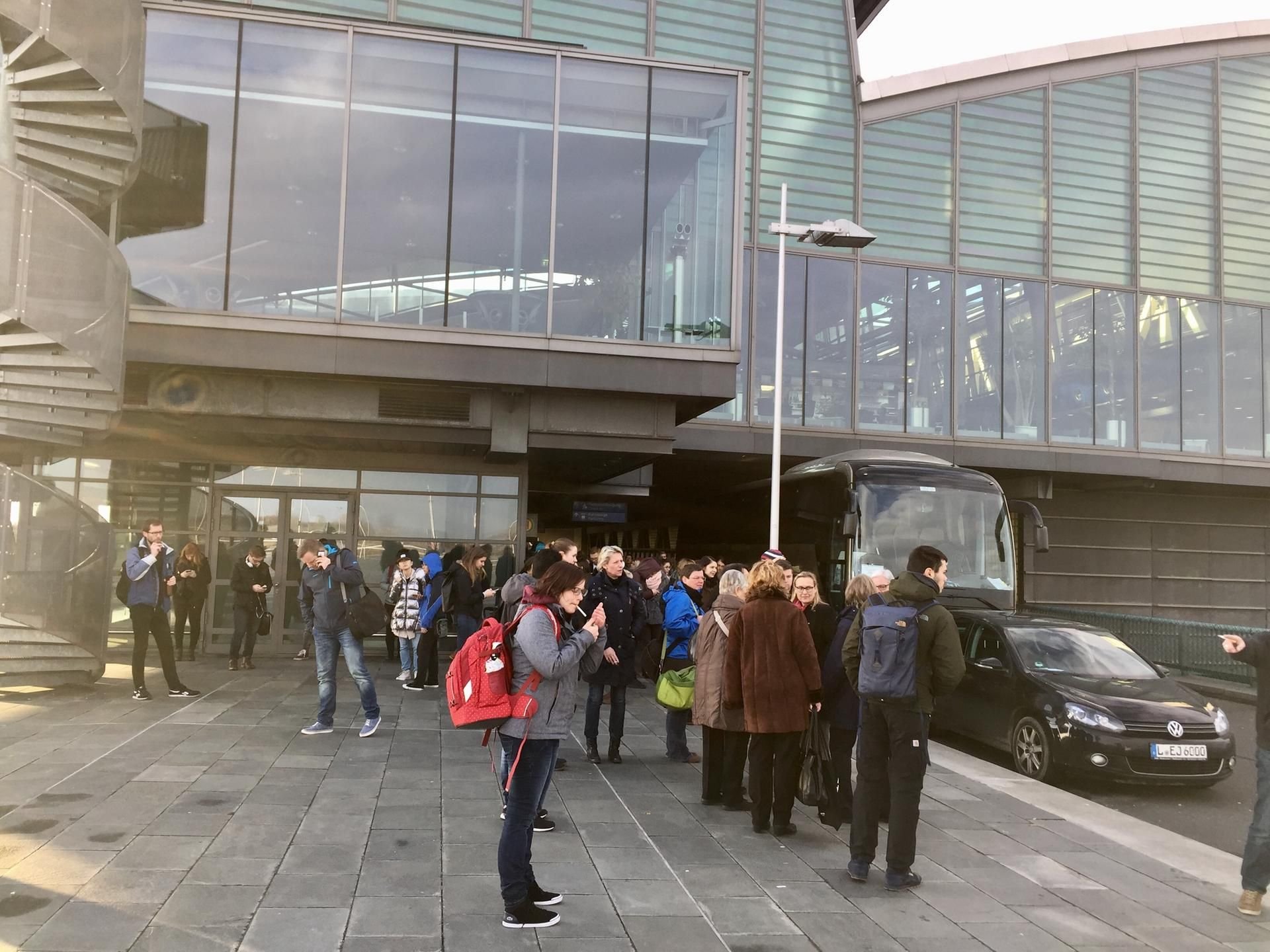 Auch am Flughafen Leipzig/Halle warteten am Montag Pendler auf Busse des Schienenersatzverkehrs nach Halle.
