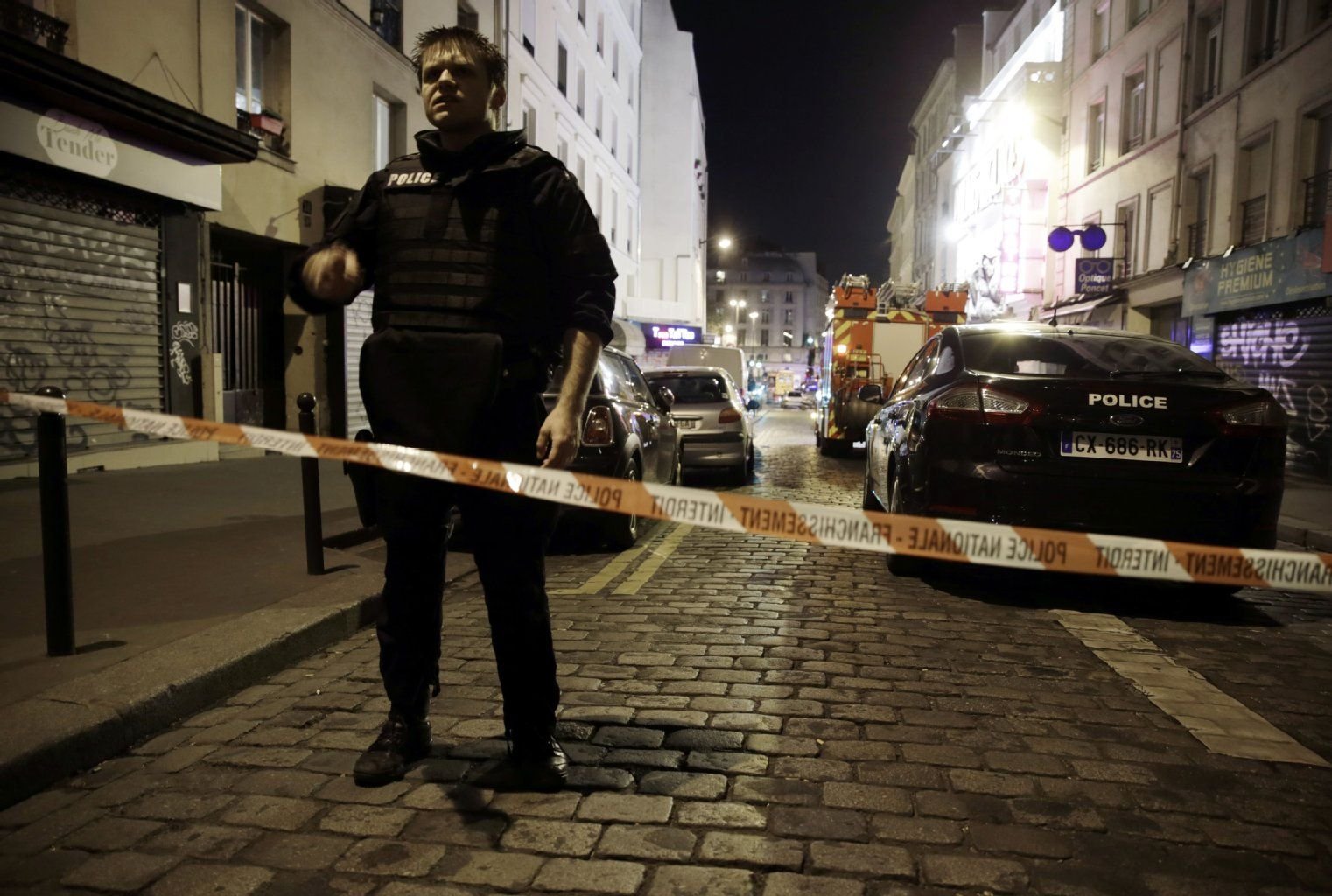 Polizist steht an einer Straßensperrung in der Nähe des Restaurants, auf das es einen Anschlag gegeben hat.