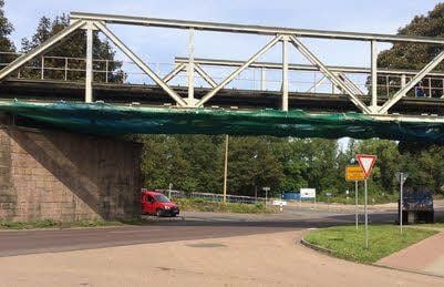 Die alte Eisenbahnbrücke wird demontiert.