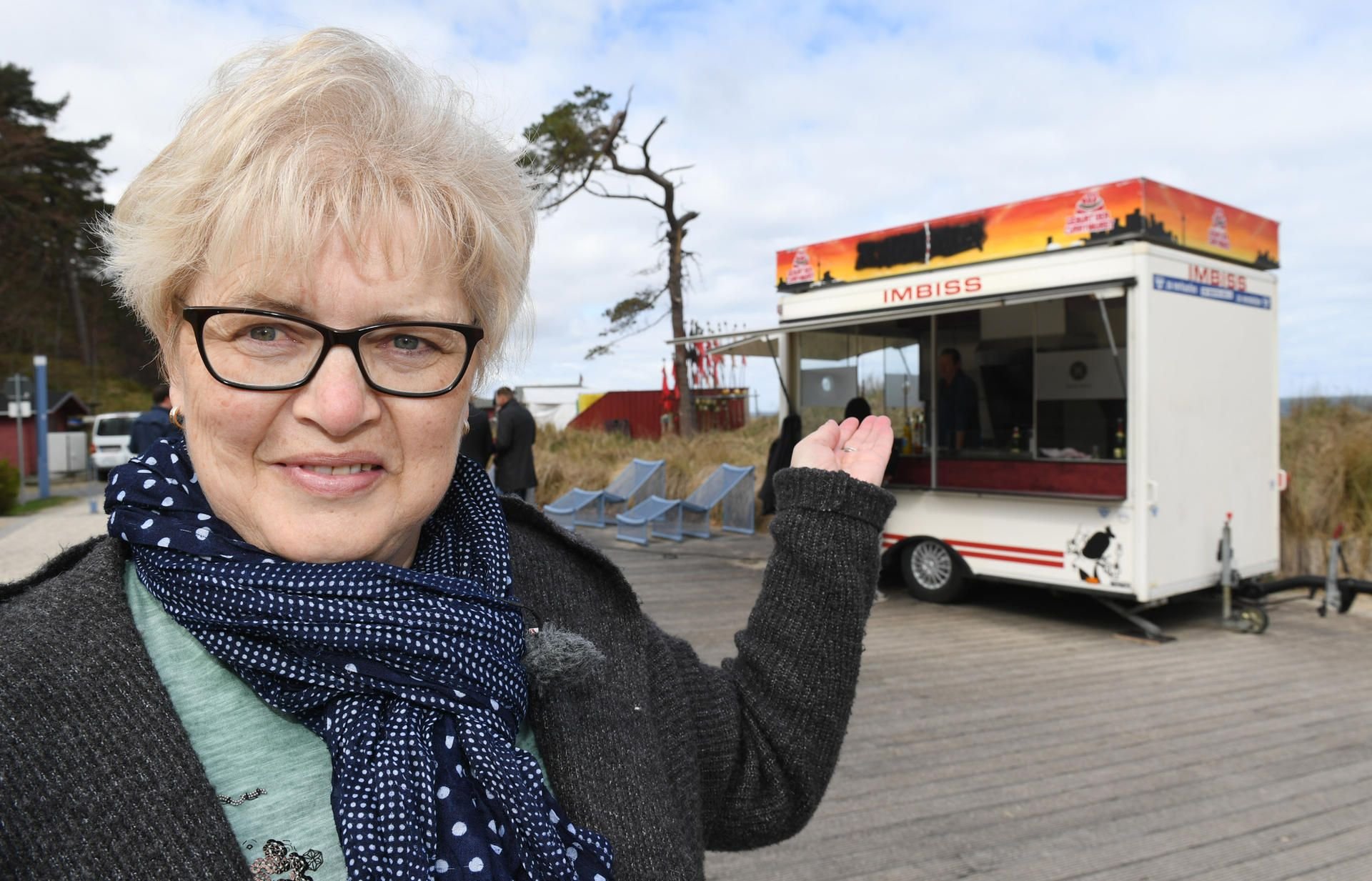 Kioskbetreiberin Petra Hofmann steht vor dem neuen mobilen Imbiss am Promenadenplatz von Zempin auf der Insel Usedom