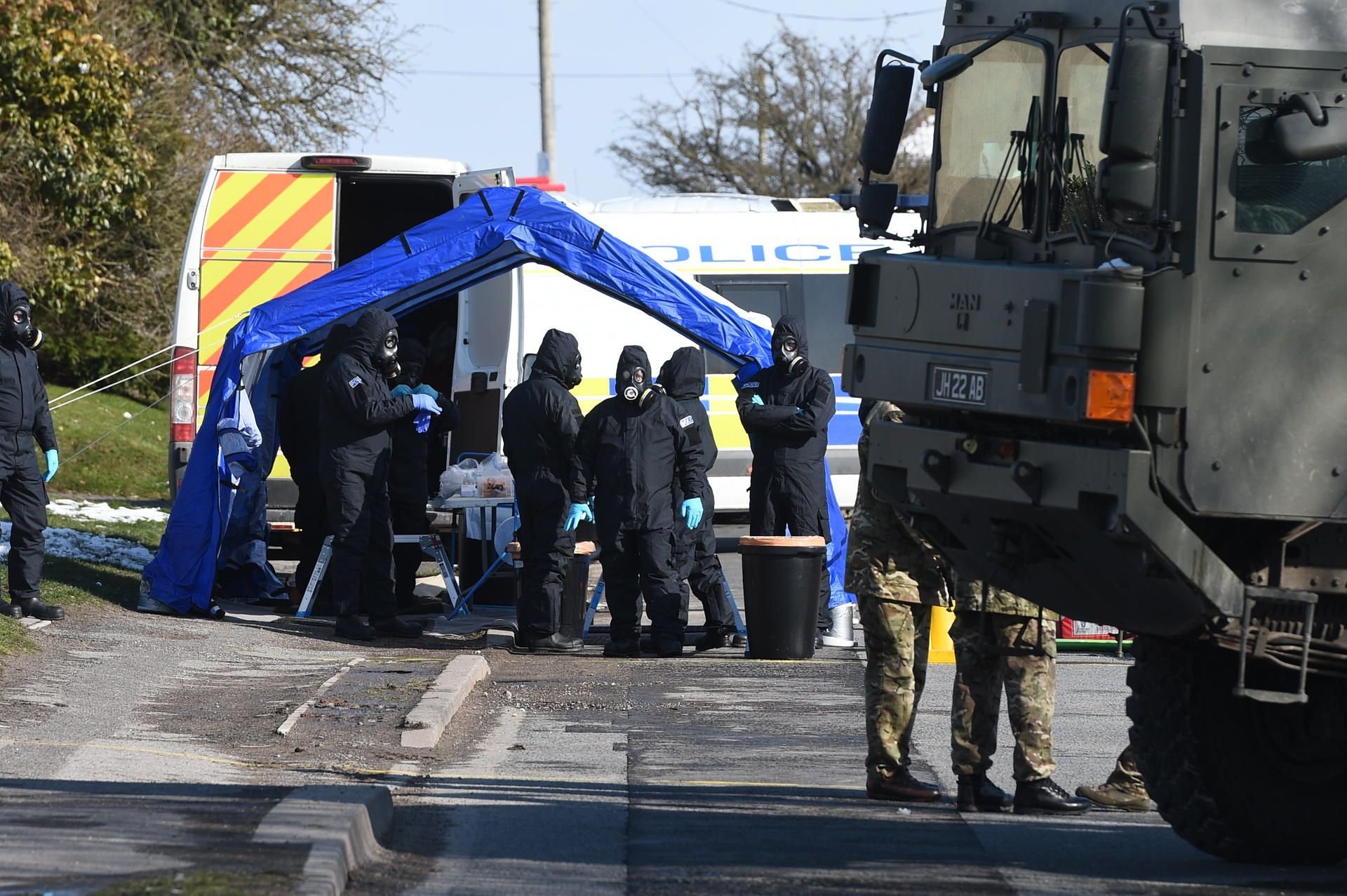 Polizisten und Soldaten untersuchen den Ort, an dem der frühere Doppelspion und seine Tochter vergiftet wurden.