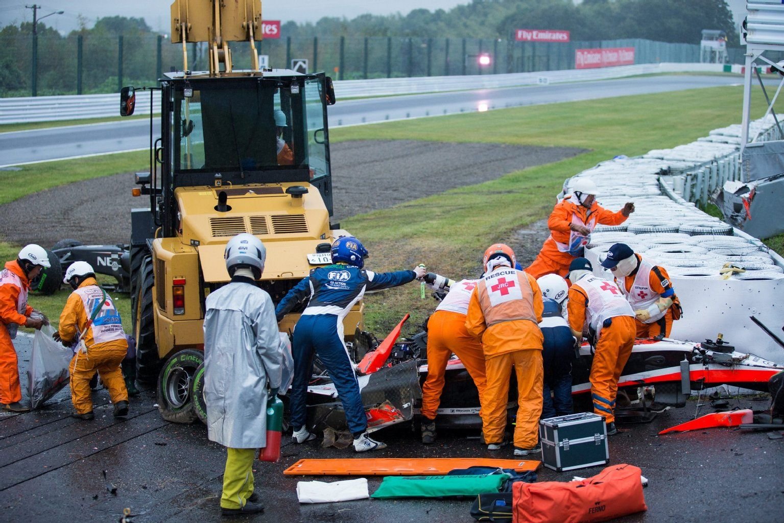 Nach dem Crash von Jules Bianchi kümmern sich zahlreiche Sanitäter um den verletzten Formel-1-Piloten.