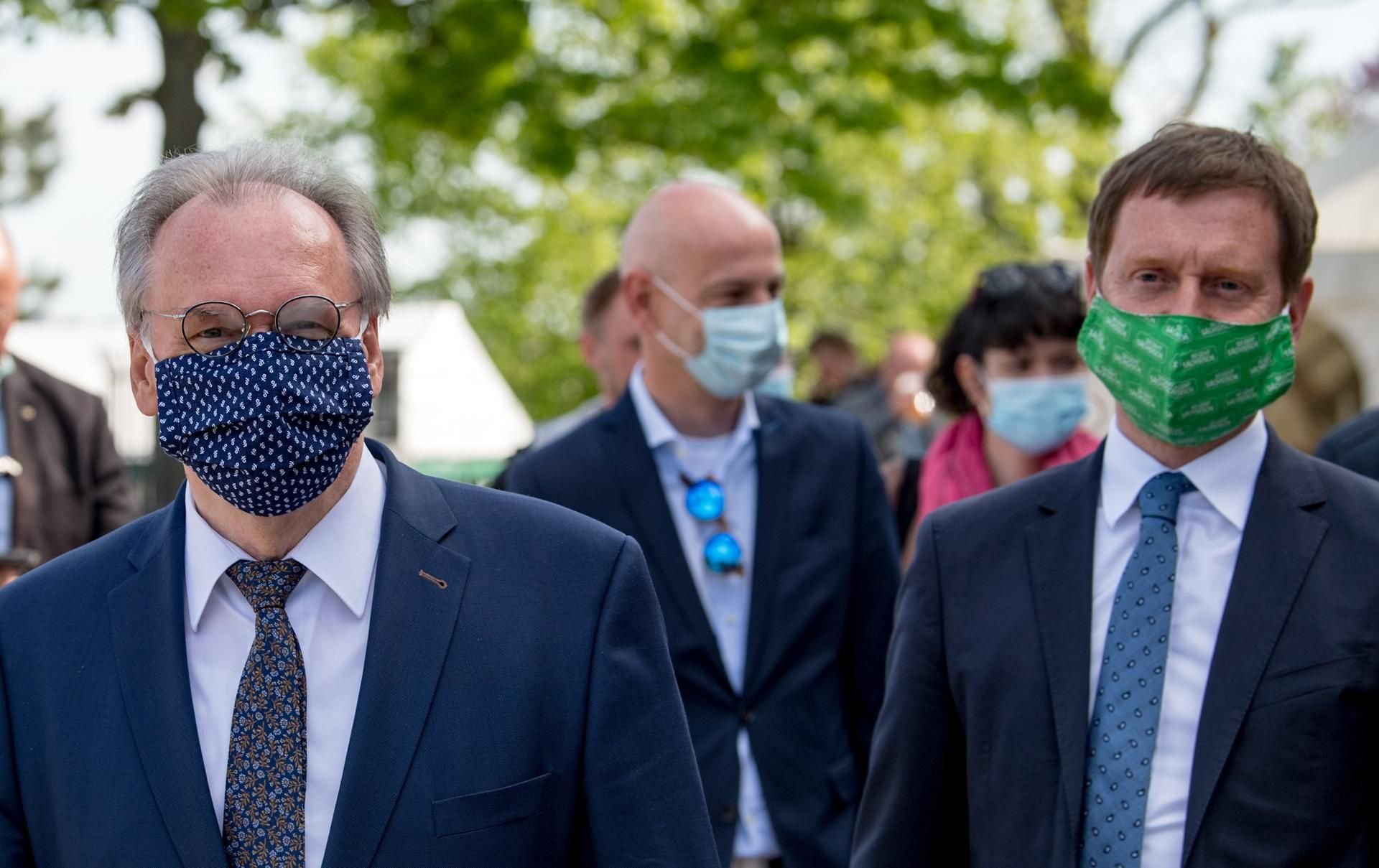 Sachsen-Anhalt möchte ab Mai wieder Gottesdienste erlauben. Das sagte Ministerpräsident Rainer Haseloff (l.) am Sonntag nach einem Treffen mit Sachsens Ministerpräsident Kretschmer (r.).