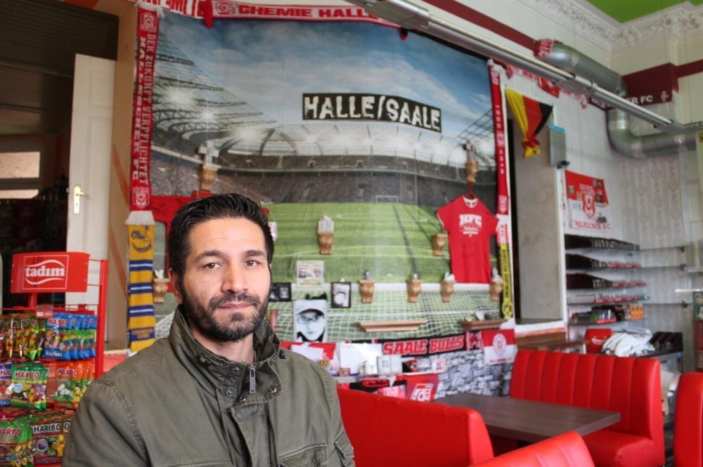 Ladenbesitzer Izzet Cagac hat eine Gedenkstätte im Kiez Döner eingerichtet.