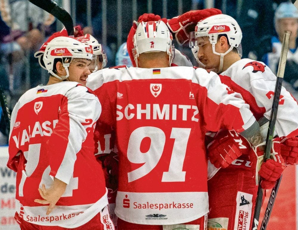 Immer mittendrin: Kai Schmitz - ob beim Jubeln wie hier nach dem zwischenzeitlichen 1:2, oder wenn es Zoff gibt.