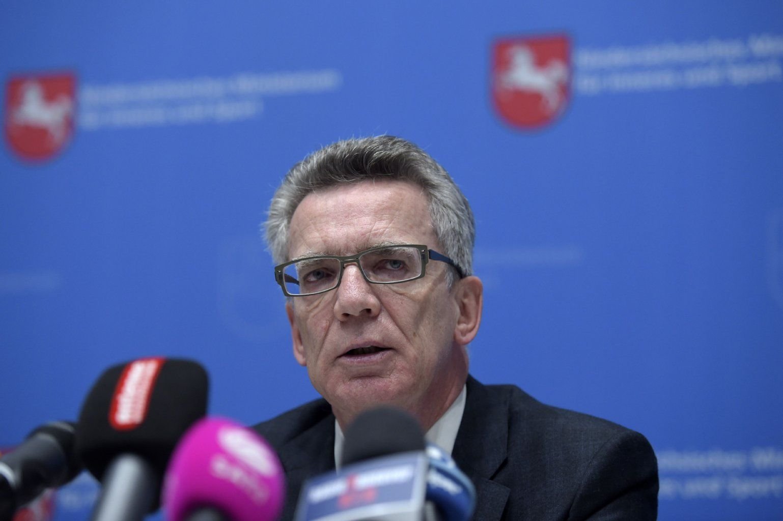 Innenminister Thomas de Maizière auf der Pressekonferenz nach dem abgesagten Länderspiel.