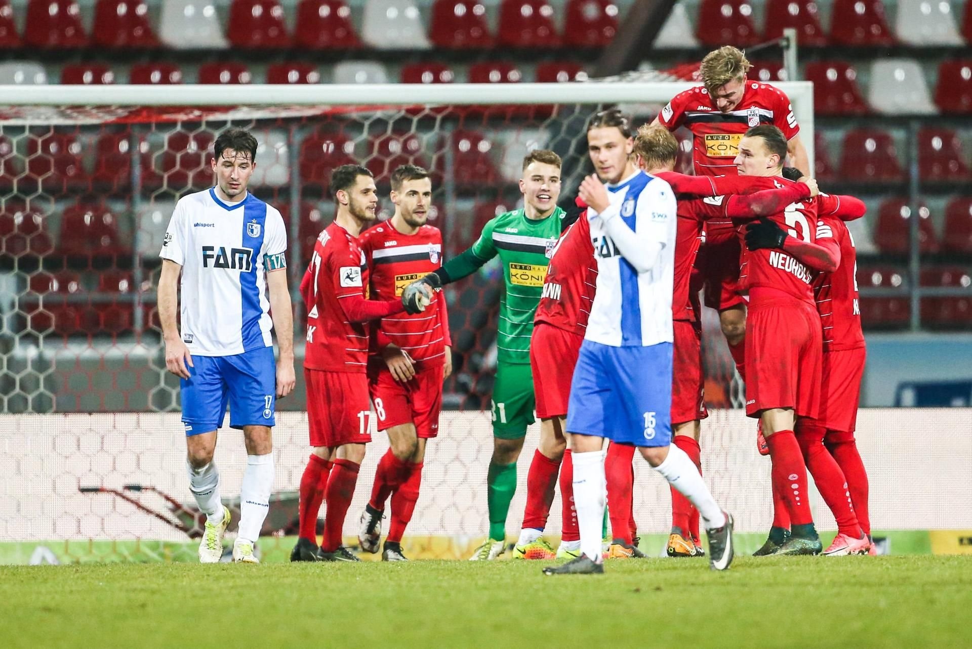 Rot-Weiß Erfurt feiert den Sieg gegen den 1. FC Magdeburg.
