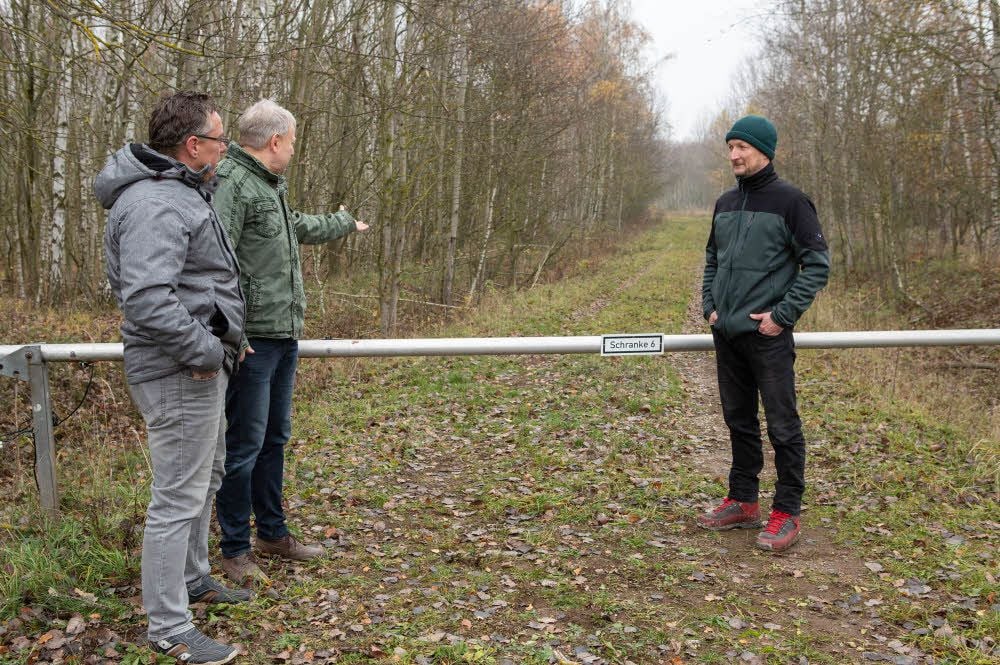 Frank Jacob, Uwe Kraneis und Jörn Krüger (von links) besprechen die Voraussetzungen für einen Gehweg durch den Forst