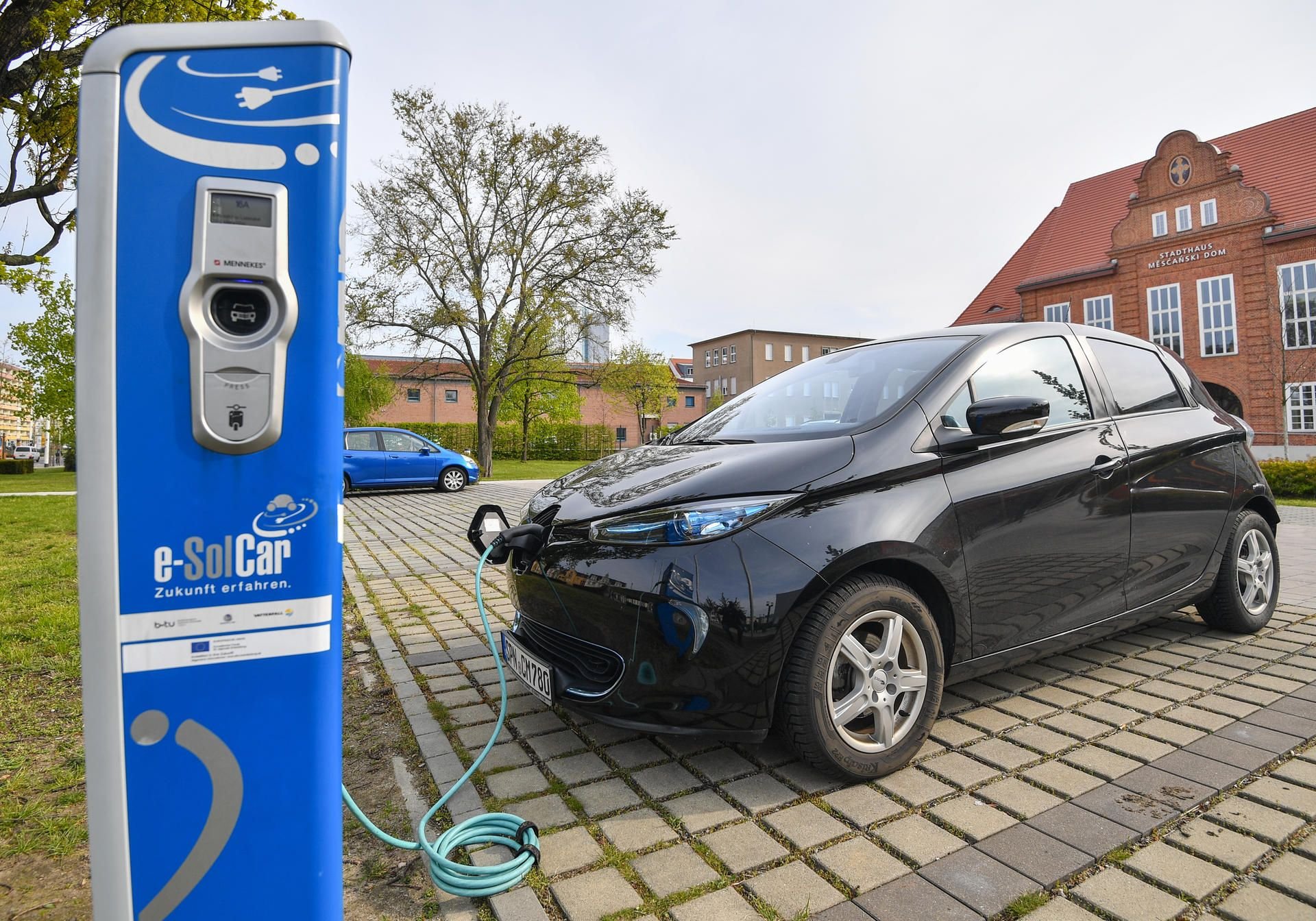 Ein Elektroauto steht an einer Ladesäule. (Symbolbild)
